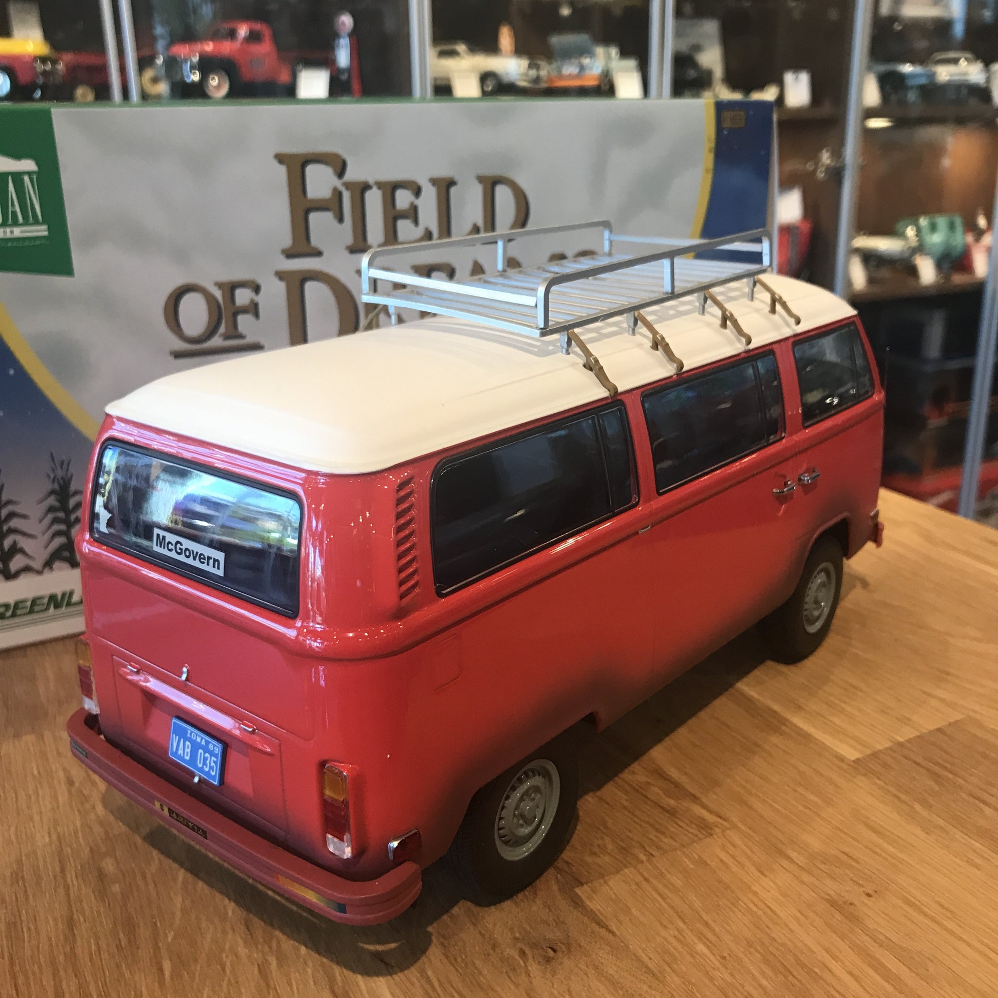 GreenLight 1:18 Artisan Collection - Field of Dreams (1989) - 1973  Volkswagen Type 2 (T2B) Bus 19010