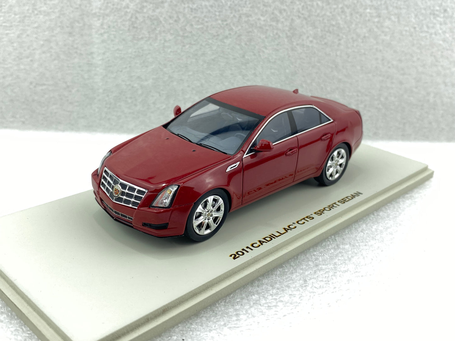 Luxury 1:43 Cadillac CTS Sedan 2011 crystal red 100990