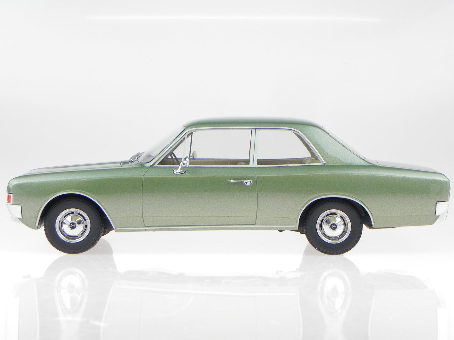 Minichamps 1:18 Opel Rekord C Saloon 1966 Green Metallic 107047000