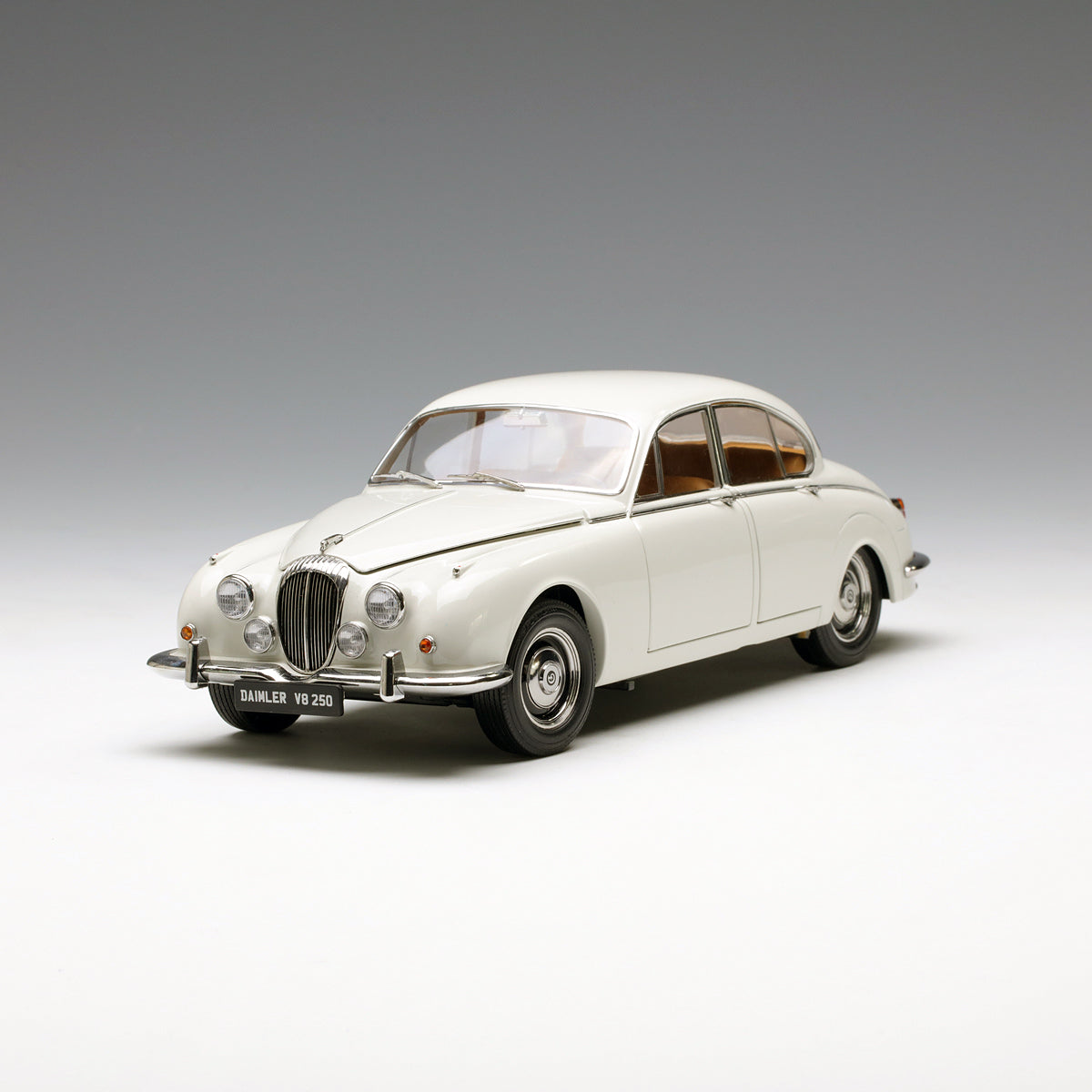 Paragon 1:18 Daimler 250 V8 1967 O.E. White PA-98313