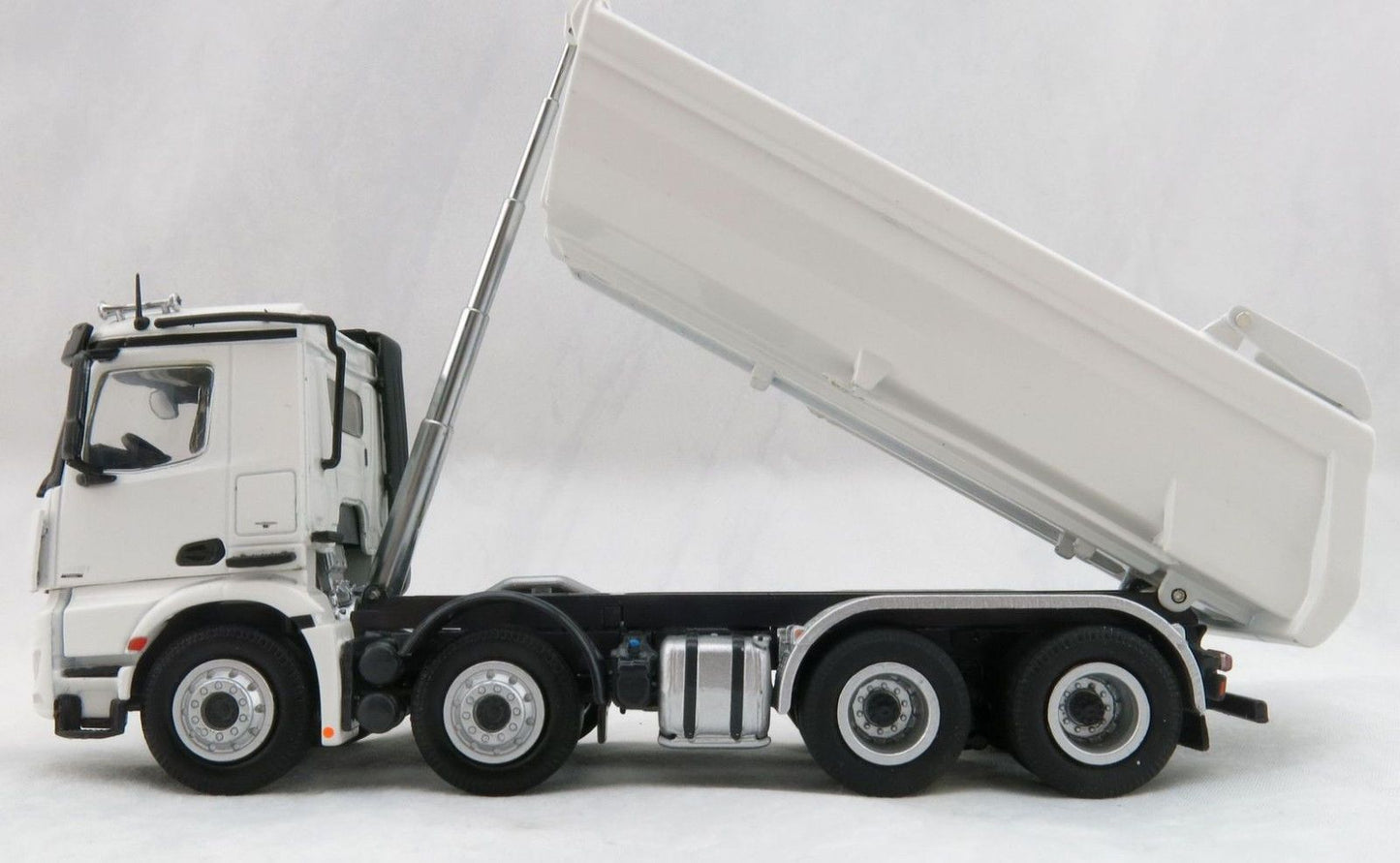 NZG 1:50 Mercedes-Benz Arocs 8X4 Halfpipe Tipper White NZG905/40