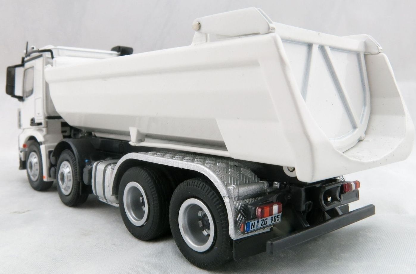 NZG 1:50 Mercedes-Benz Arocs 8X4 Halfpipe Tipper White NZG905/40