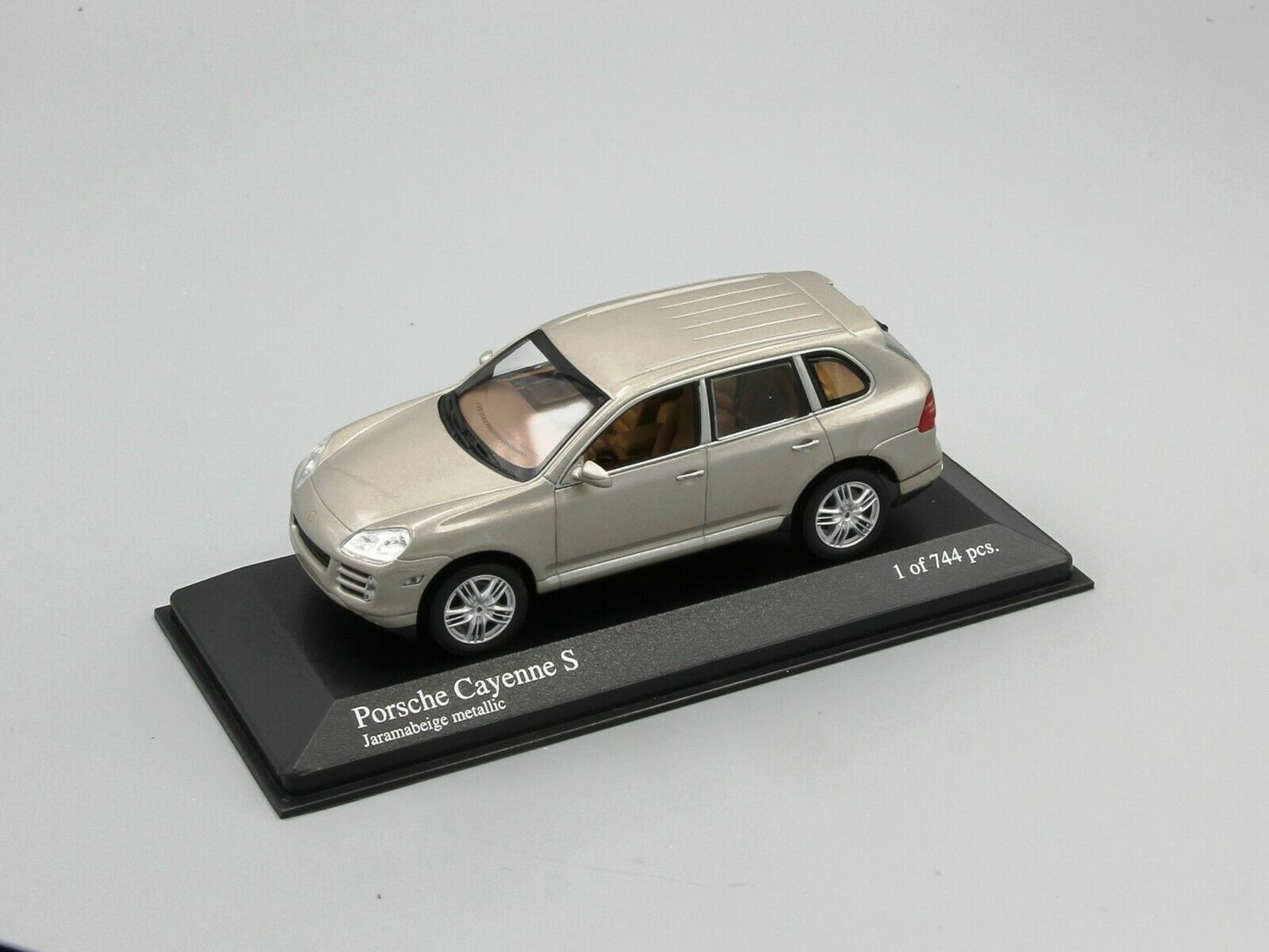 Minichamps 1:43 Porsche Cayenne S 2006 Beige Metallic 400066200