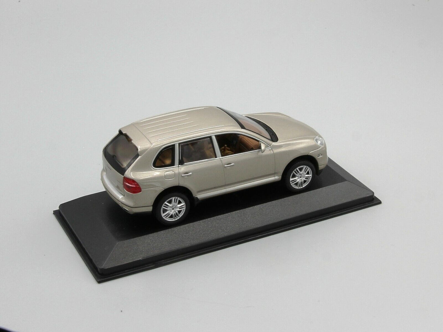 Minichamps 1:43 Porsche Cayenne S 2006 Beige Metallic 400066200