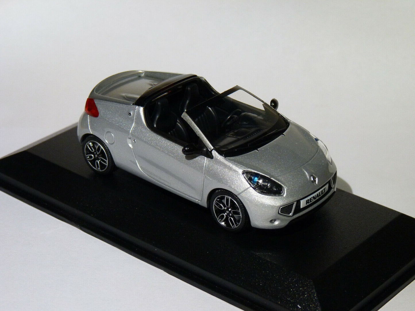 Minichamps 1:43 Renault Wind 2010 Silver 400113930
