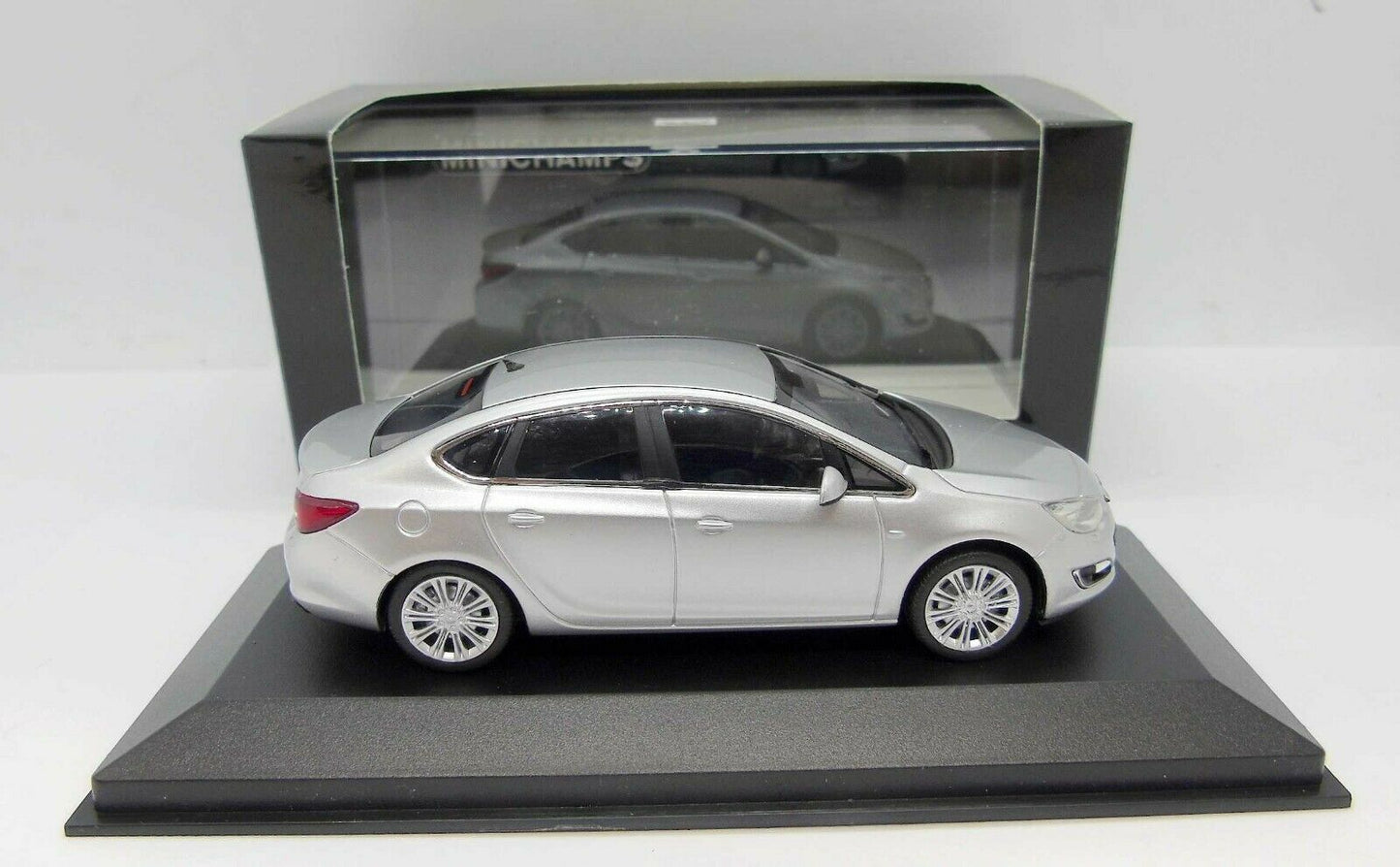 Minichamps 1:43 OPEL ASTRA 4-DOOR – 2012 – SILVER 410042000