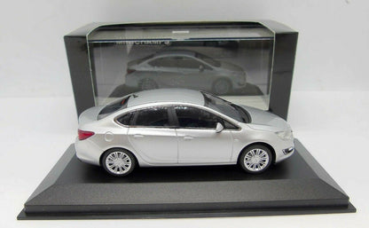 Minichamps 1:43 OPEL ASTRA 4-DOOR – 2012 – SILVER 410042000