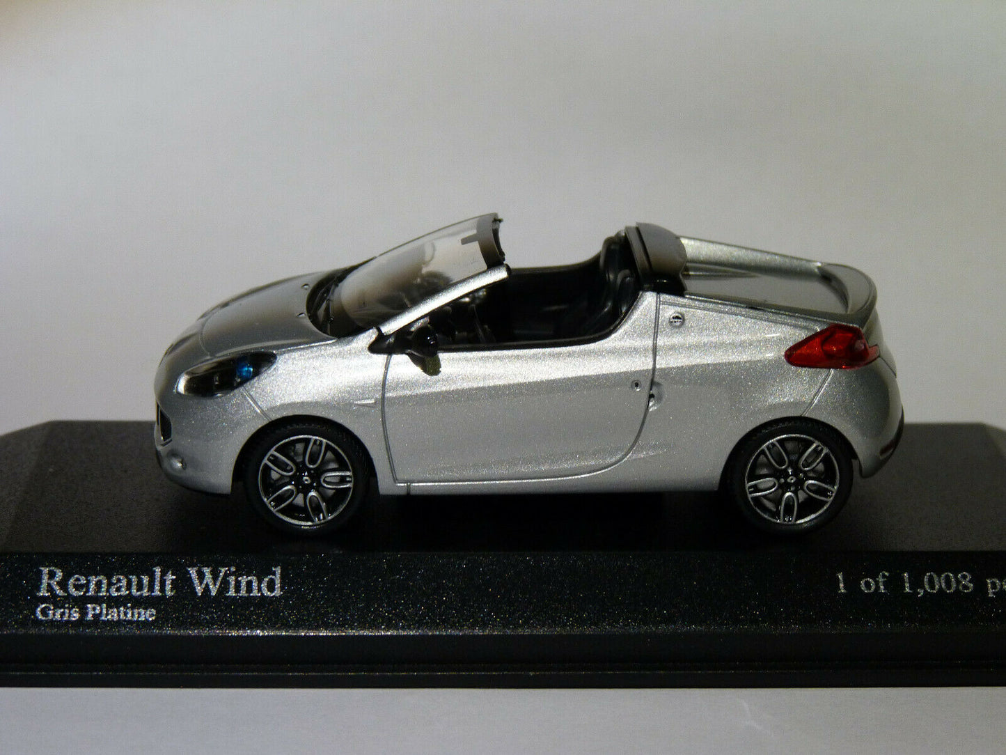 Minichamps 1:43 Renault Wind 2010 Silver 400113930