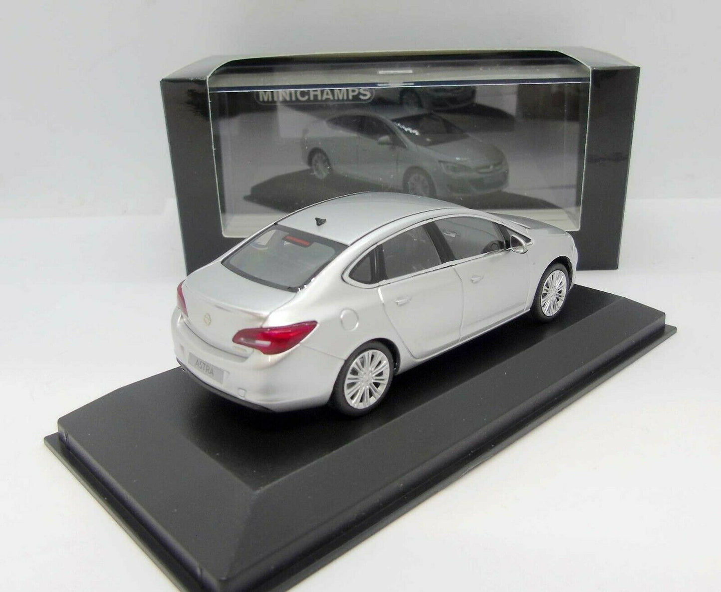 Minichamps 1:43 OPEL ASTRA 4-DOOR – 2012 – SILVER 410042000