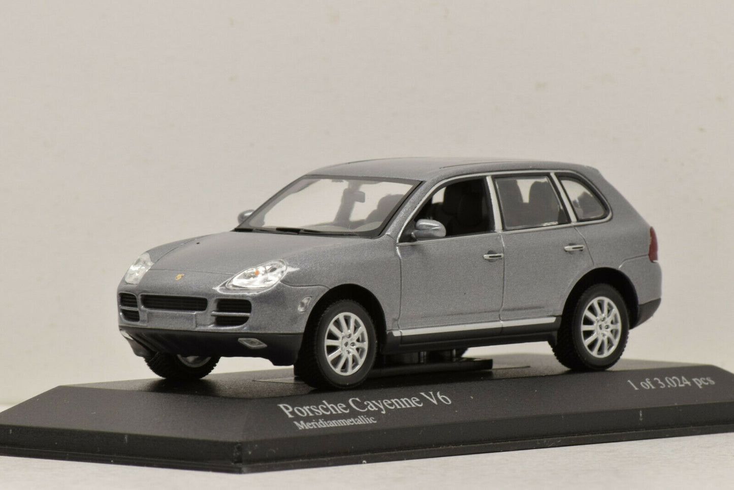 Minichamps 1:43 Porsche Cayenne V6 2002 Grey Metallic 400061010