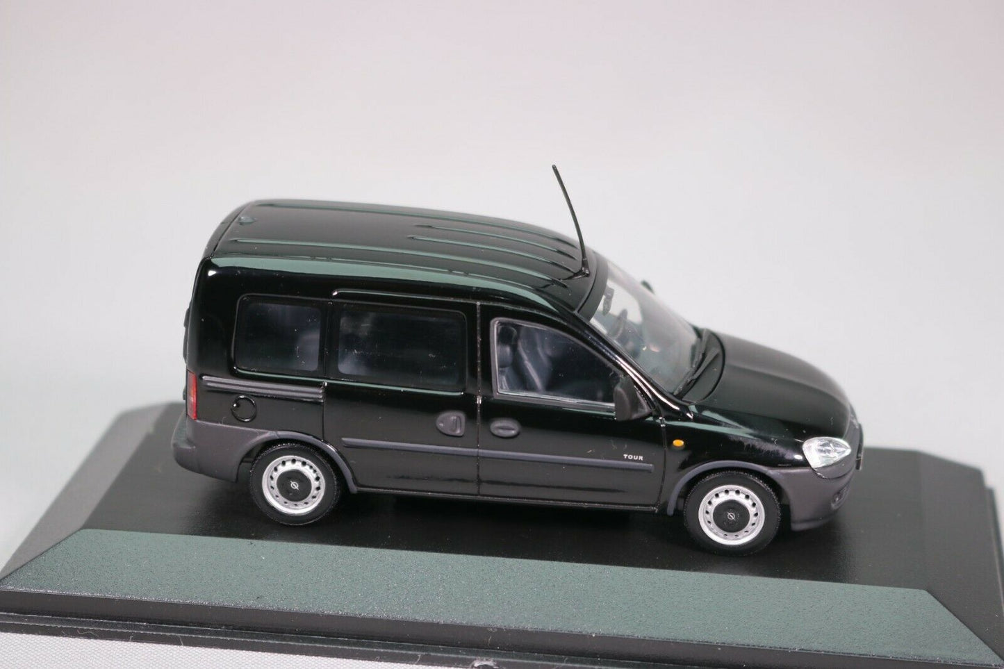 Minichamps 1:43 Opel Combo Tour 2002 Black 400042001