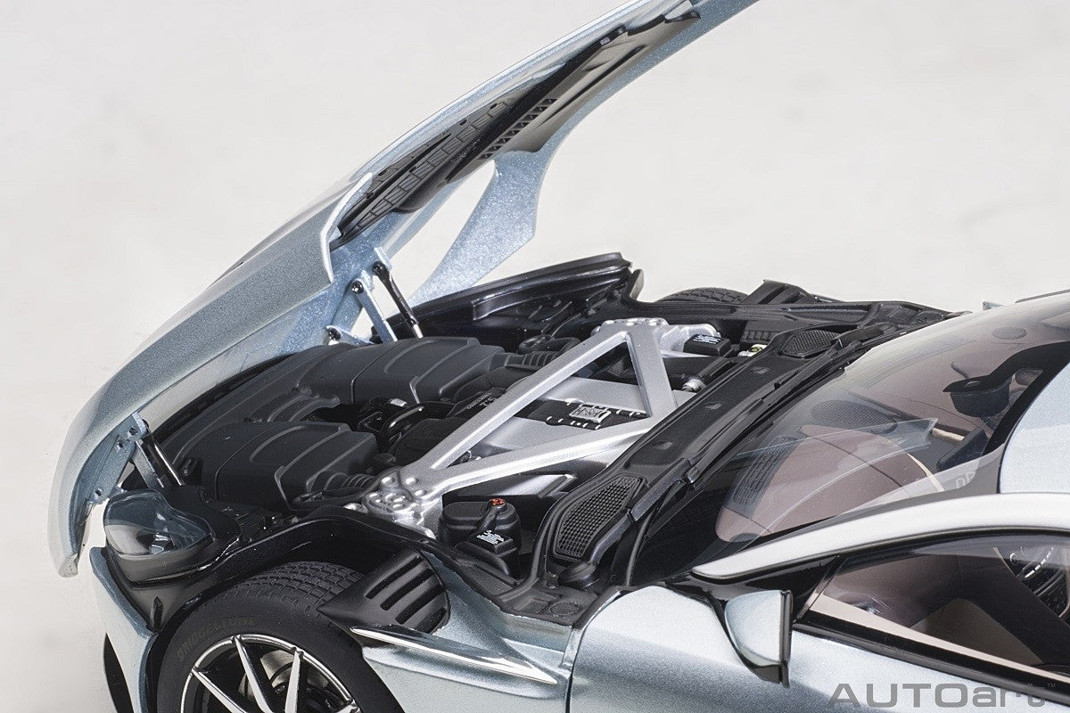 AUTOART 1/18 ASTON MARTIN DB11 (SKYFALL SILVER) 70267
