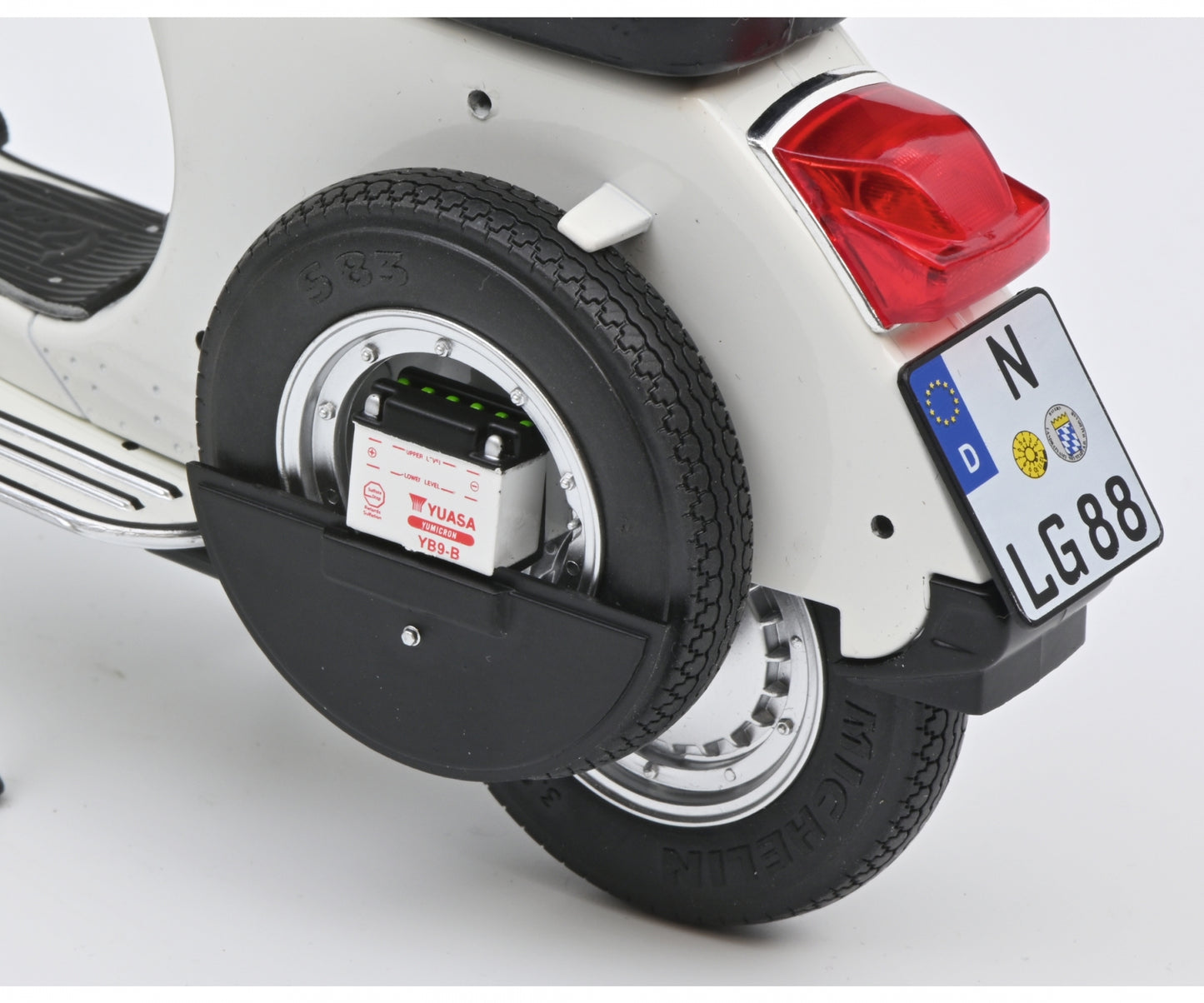 Schuco 1:10 Vespa PX 150 White 450667400